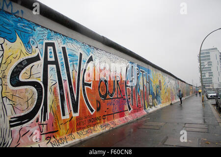 Le mur de Berlin à l'East Side Gallery, 'enregistrer notre terre" graffiti, Allemagne. Banque D'Images
