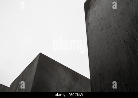 Regardant vers le haut à travers les blocs de béton du Mémorial aux Juifs assassinés d'Europe à Berlin, Allemagne. Peter Eisenmann. Banque D'Images