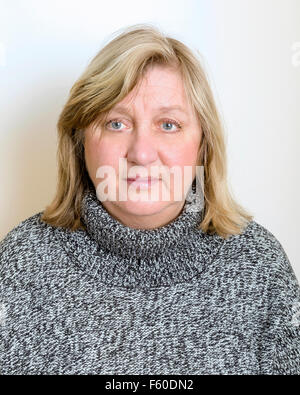 Portrait de la tête et des épaules de la femme mature blonde pensionné avec expression neutre modèle libération : Oui. Biens : Non. Banque D'Images