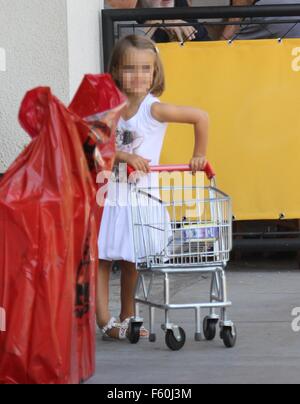 Veronica Berti, épouse du ténor Andrea Bocelli, emmène sa fille, Virginie, shopping à Tom's Toys à Beverly Hills avec : Virginia Bocelli Où : Los Angeles, California, United States Quand : 24 Oct 2015 Banque D'Images