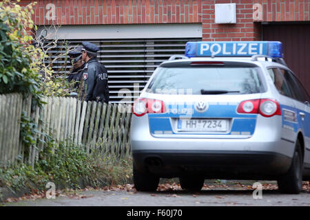 Hambourg, Allemagne. 10 Nov, 2015. Les agents de police à l'extérieur de la maison de l'ancien chancelier allemand Helmut Schmidt (SPD) à Hambourg, Allemagne, 10 novembre 2015. Helmut Schmidt a décédé à l'âge de 96. PHOTO : BODO MARKS/DPA/Alamy Live News Banque D'Images