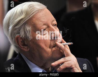 Fichier - Un fichier photo en date du 18.10.2008 montre l'ancien chancelier allemand Helmut Schmidt fumer une cigarette au cours d'une réunion du parti SPD à Berlin, Allemagne. PHOTO : RAINER JENSEN DPA/LBN Banque D'Images