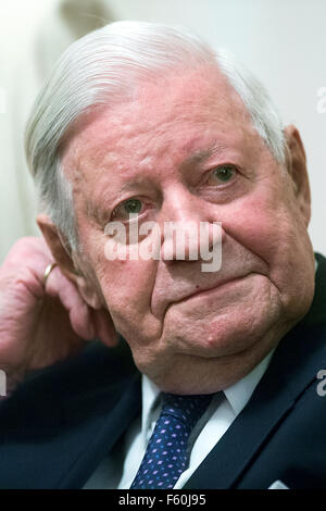 Fichier - Un fichier photo en date du 13 mars 2013 montre l'ancien chancelier allemand Helmut Schmidt (SPD) au cours d'une réception donnée par le président allemand pour marquer le 95e anniversaire Schmidt, à Berlin, Allemagne. PHOTO : MAURIZIO GAMBARINI/DPA Banque D'Images