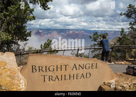 Le Parc National du Grand Canyon, Arizona - Un randonneur contemple le Grand Canyon au sentier Bright Angel. Banque D'Images