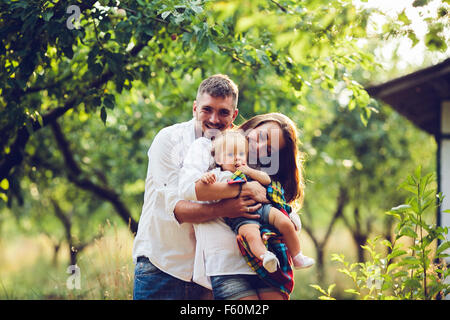 Papa, maman et petite fille à la ferme Banque D'Images