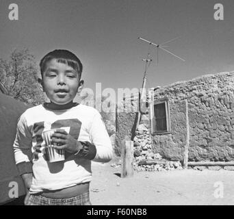 Un jeune garçon indien Pueblo à San Juan Pueblo indien dans le nord du Nouveau Mexique vers 1970 Banque D'Images