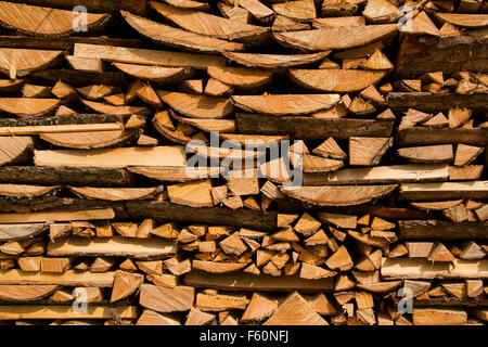 Un tas de bois de pin dans pile pour bois de chauffage Banque D'Images