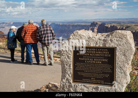 Le Parc National du Grand Canyon, Arizona - Les touristes se tiennent près de 1956 commémorant le marqueur de la collision de deux avions de ligne. Banque D'Images