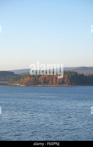 Vue nord ouest sur kielder water vers le belling de près du barrage sur la soirée d'automne, Northumberland, England, UK. Banque D'Images