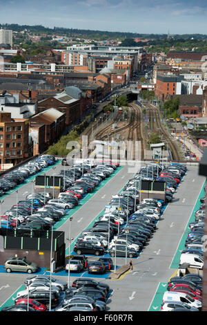 Parking à étages à la Birmingham Snow Hill railway station UK Banque D'Images