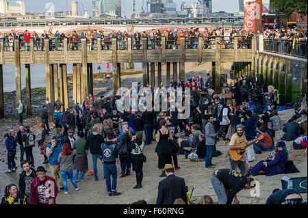 Des centaines de punks et de militants ont dansé sur les rives de la Tamise que punk Les Fleurs de chair et de sang a joué un concert de protestation contre le projet de construction du pont de jardin controversée : d''atmosphère où : London, Royaume-Uni lorsque : Banque D'Images