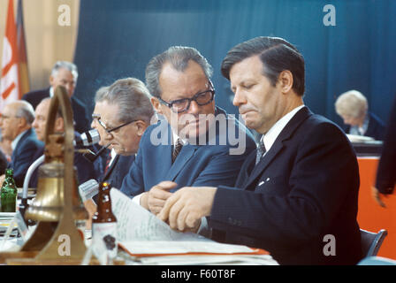 Fichier - Un fichier photo de mai 1970 montre Chancelier allemand Willy Brandt (l) en conversation avec le ministre de la défense, Helmut Schmidt au cours de la conférence du SPD de Sarrebruck, Allemagne. PHOTO : ROLAND WITSCHEL/DPA dpa : Crédit photo alliance/Alamy Live News Banque D'Images