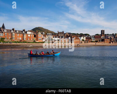 Un bateau d'aviron (skiff de course) dans le port de North Berwick, East Lothian, en Ecosse. Banque D'Images