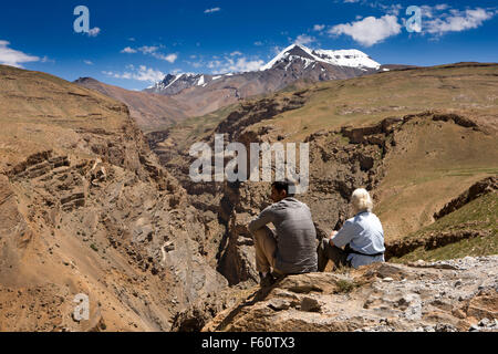 L'Inde, l'Himachal Pradesh, le Spiti, guide touristique et profiter de la vue entre la gorge de la rivière profonde et Kibber Chichim Banque D'Images