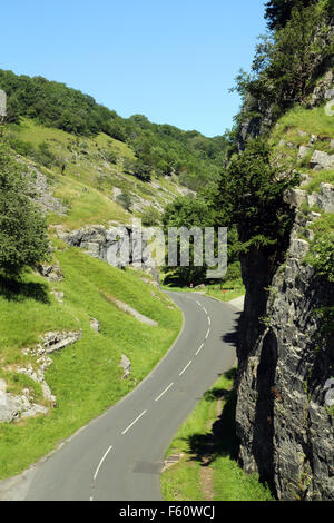 Une vue de la route qui traverse une partie de Gorge de Cheddar, Somerset, England, UK Banque D'Images