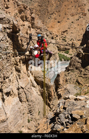 L'Inde, l'Himachal Pradesh, le Spiti, transports, trois femmes en suspension ropeway panier au-dessus de gorges profondes entre et Kibber Chichim Banque D'Images