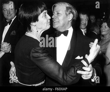 Fichier - Un fichier photo datée du 16 janvier 1977 montre alors chancelier allemand Helmut Schmidt (SPD) et son épouse Loki, de danse à la Schlager "se chmidtchen Schleicher', à la presse Ball à Berlin, Allemagne. PHOTO : CHRIS HOFFMANN DPA/LNO : dpa Crédit photo alliance/Alamy Live News Banque D'Images