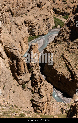 L'Inde, l'Himachal Pradesh, le Spiti, deep river gorge entre village et Kibber Chichim Banque D'Images