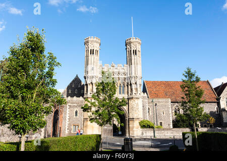 15e siècle guérite médiévale, connue comme la grande porte, Fyndons Gate, entrée à St Augustines Abbey à Canterbury. La journée, ciel bleu. Banque D'Images