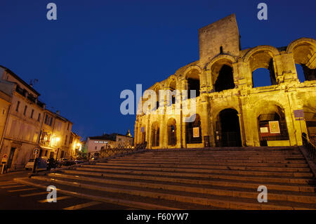 Amphithéâtre Romain (les arènes) au crépuscule. Arles. Bouches du Rhône. Provence. France Banque D'Images