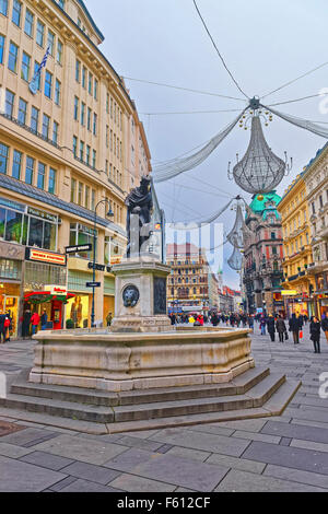 Vienne, Autriche, le 8 janvier 2014 : trou dans la colonne de la Trinité rue Graben de Vienne en Autriche avec décoration de Noël dans la rue Banque D'Images