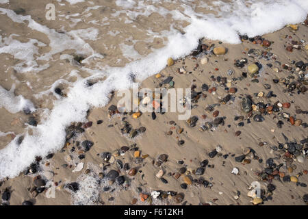 Cailloux colorés sur la plage de sable, mer Baltique, Ahrenshoop, Fischland, Fischland-Zingst, Mecklembourg-Poméranie-Occidentale, Allemagne Banque D'Images