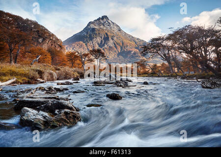 Rifer et montagne, Rio Olivia, Monte Olivia, Parc National Terre de Feu, Argentine Banque D'Images