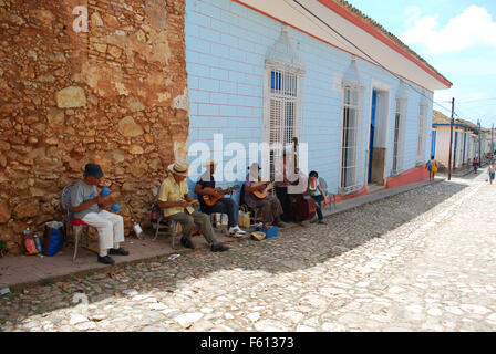 Des musiciens qui jouent dans la rue de Cuba Trinidad, Cuba Banque D'Images