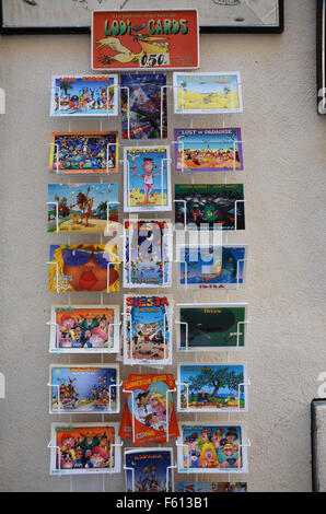 La vente de cartes postales à Dalt Vila Ibiza Espagne Banque D'Images