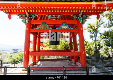 Le Japon, Kyoto. Temple Kiyomizu dera. Shoro, Vermilion Bell Tower. Journée Banque D'Images