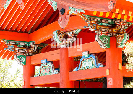 Le Japon, Kyoto. Temple Kiyomizu dera. Close up detail de sculptures en bois sur le vermillon prend en charge de la toiture Shoro, clocher. Banque D'Images