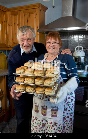 Roger et Patricia Bolt photographié à la maison et à l'extérieur du stand avec des scones , , tricot , confitures marmelades , jellys et vege pour une fonctionnalité sur nick cunard sur le point du projet. Banque D'Images