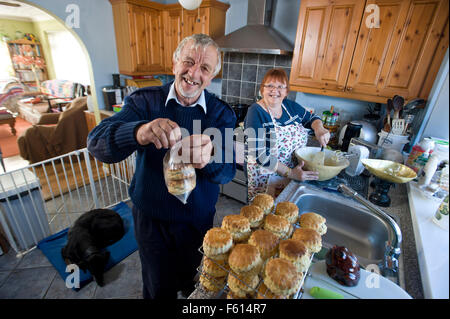 Roger et Patricia Bolt photographié à la maison et à l'extérieur du stand avec des scones , , tricot , confitures marmelades , jellys et vege pour une fonctionnalité sur nick cunard sur le point du projet. Banque D'Images