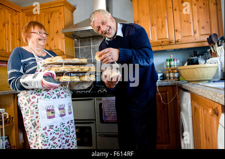 Roger et Patricia Bolt photographié à la maison et à l'extérieur du stand avec des scones , , tricot , confitures marmelades , jellys et vege pour une fonctionnalité sur nick cunard sur le point du projet. Banque D'Images