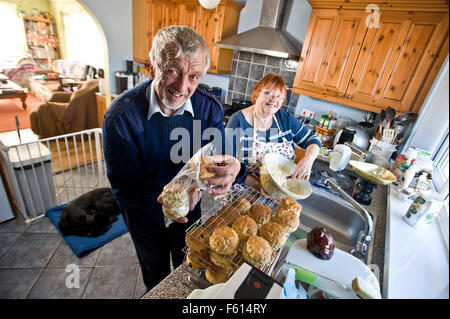 Roger et Patricia Bolt photographié à la maison et à l'extérieur du stand avec des scones , , tricot , confitures marmelades , jellys et Banque D'Images