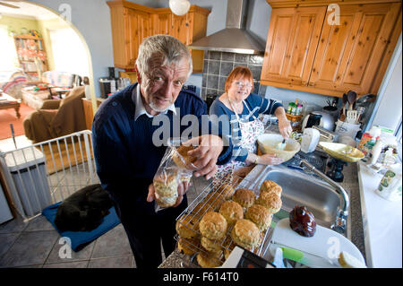 Roger et Patricia Bolt photographié à la maison et à l'extérieur du stand avec des scones , , tricot , confitures marmelades , jellys et vege pour une fonction sur Banque D'Images