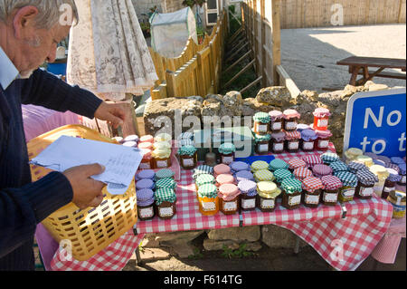 Roger et Patricia Bolt photographié à la maison et à l'extérieur du stand avec des scones , , tricot , confitures marmelades , jellys et vege pour une fonctionnalité sur nick cunard sur le point projet. pix et nick auteur commission cunard jane sherwood / sunday express pix Banque D'Images