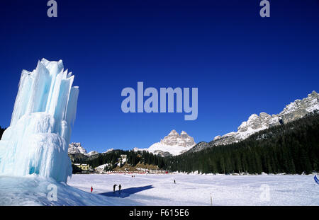 Italie, Vénétie, Dolomites, lac Misurina en hiver et Lavaredo pics Banque D'Images