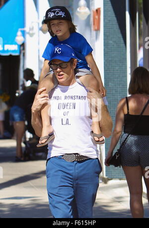 Johnny Knoxville donne à son fils Rocko un tour sur ses épaules au cours d'une visite au Studio City Farmer's Market avec ses enfants avec : Johnny Knoxville, Rocko Clapp Où : Studio City en Californie, California, United States Quand : 27 Oct 2015 Banque D'Images