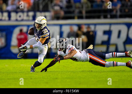 San Diego, CA, USA. Nov 9, 2015. SAN DIEGO, CA-Novembre 9, 2015 . :| OURS vs CHARGEURS Chargeurs.Danny Woodhead joncs Ours Alan Ball passé au 2ème trimestre. © C. Nelvin Cepeda/U-T San Diego/ZUMA/Alamy Fil Live News Banque D'Images