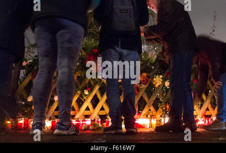 Hambourg, Allemagne. 10 Nov, 2015. Personnes déposent des fleurs et des bougies à l'extérieur de la maison de l'ancien chancelier allemand Helmut Schmidt, à Hambourg, Allemagne, 10 novembre 2015. Schmidt est décédé le 10 novembre 2015 âgée de 96 ans. PHOTO : CHRISTIAN CHARISIUS/dpa/Alamy Live News Banque D'Images