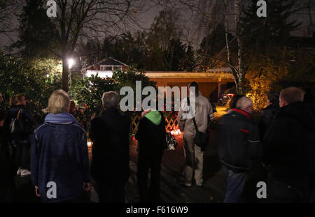 Hambourg, Allemagne. 10 Nov, 2015. Personnes déposent des fleurs et des bougies à l'extérieur de la maison de l'ancien chancelier allemand Helmut Schmidt, à Hambourg, Allemagne, 10 novembre 2015. Schmidt est décédé mardi après-midi de 96. PHOTO : Bodo Marks/dpa/Alamy Live News Banque D'Images