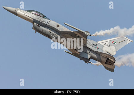 Jet fighter gris General Dynamics F-16 Fighting Falcon au cours de vol de démonstration au salon aéronautique de Dubaï. Banque D'Images