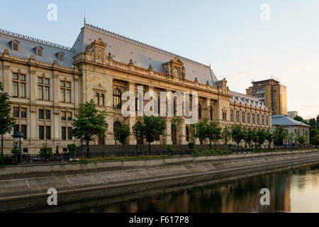 Le Palais de Justice (Justiției Palatul) à côté de la rivière Dambovita à Bucarest, Roumanie. Banque D'Images