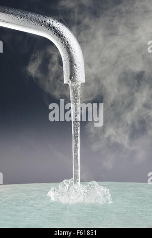 Touchez à l'eau courante Banque D'Images