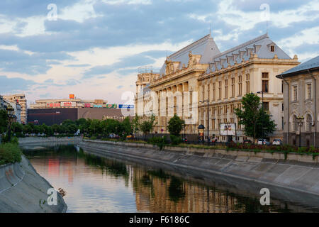 Le Palais de Justice (Justiției Palatul) à côté de la rivière Dambovita à Bucarest, Roumanie. Banque D'Images