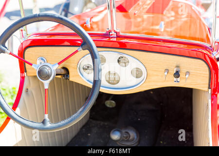 Gouvernail d'une voiture vintage rouge close up Banque D'Images