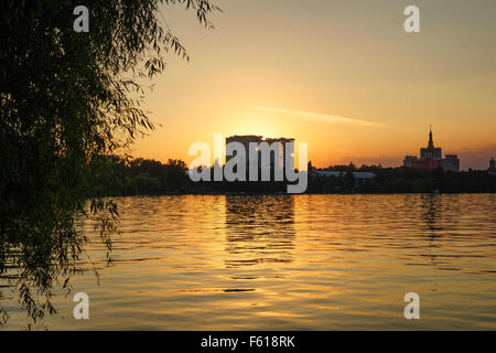 Coucher de soleil sur le lac du parc Herastrau à Bucarest, Roumanie. Banque D'Images