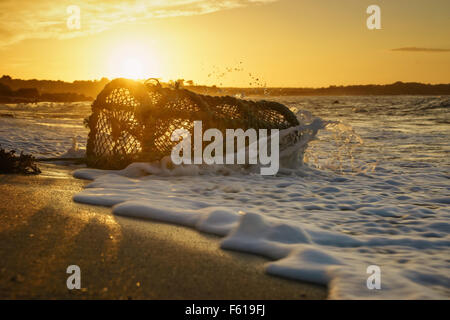 Un lobster pot (creel) échoués sur une plage en Ecosse. Banque D'Images