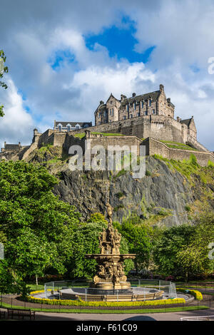 Le Château d'Édimbourg, en Écosse, de Princes Street Gardens, avec la Fontaine de Ross à l'avant-plan Banque D'Images